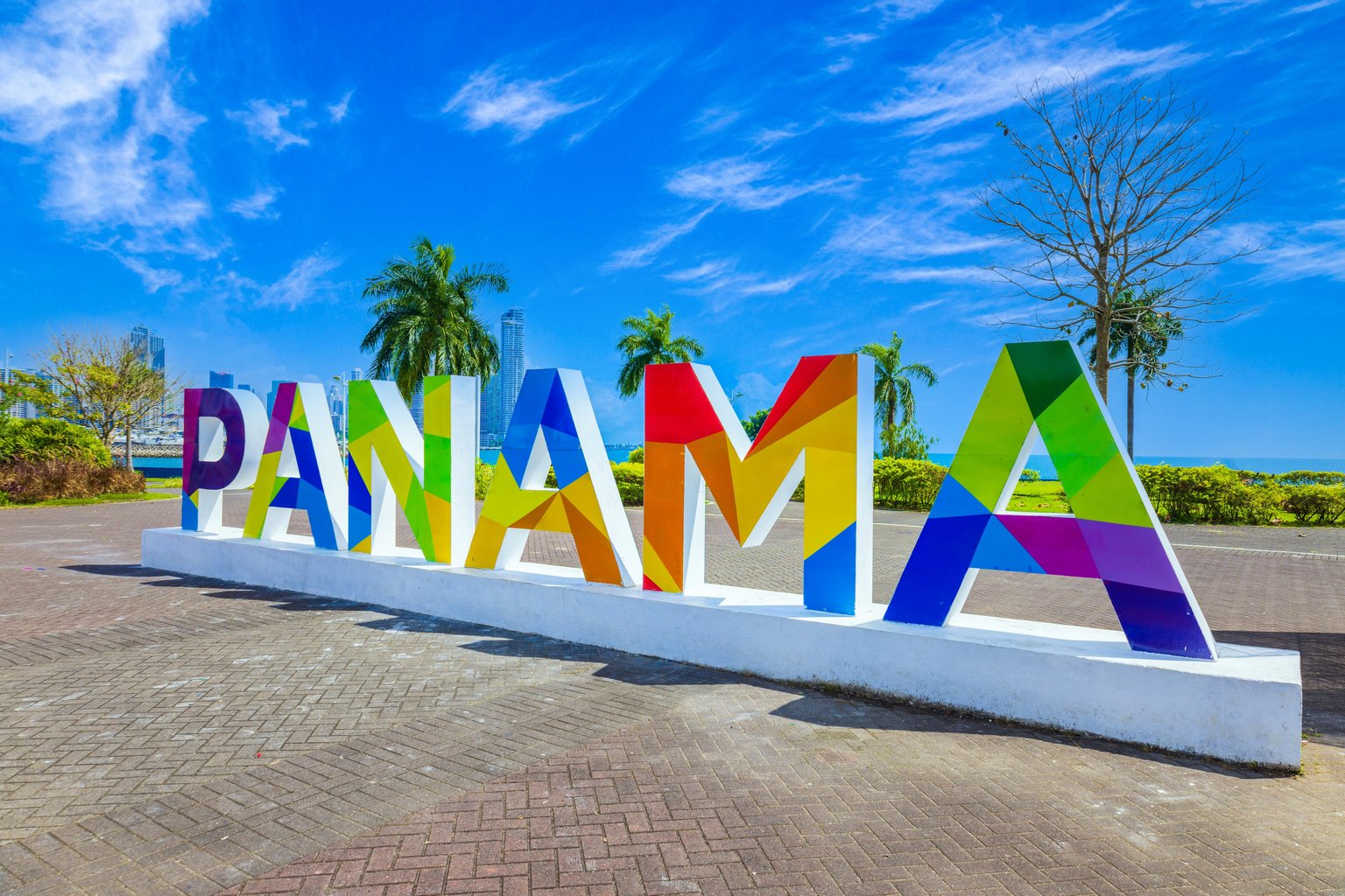파나마 시티 해안 공원의 알록달록한 PANAMA 조형물